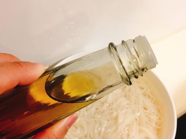 麵線熟後撈起，可放置冷水中加入少許香油輕微拌一拌避免沾黏。拌好後水倒掉，避免泡水裡太久，麵線容易軟爛。
