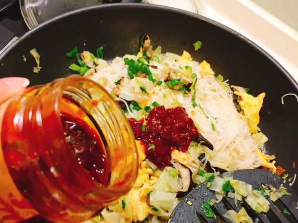 加入散蛋、少許鹽巴、蒜蓉豆瓣醬依喜好酌量加入拌炒，最後灑上青蔥，完成！