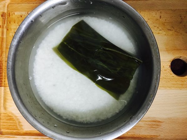 先將白米乾淨後，用1又1/2的水和昆布放進鍋子浸泡。