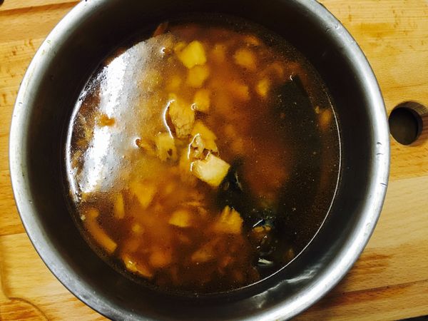 接著把炒碎的鮭魚放進步驟①的米鍋拌一拌。