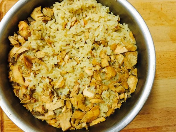 蒸好後，拿出來用飯匙將炊飯拌一拌。