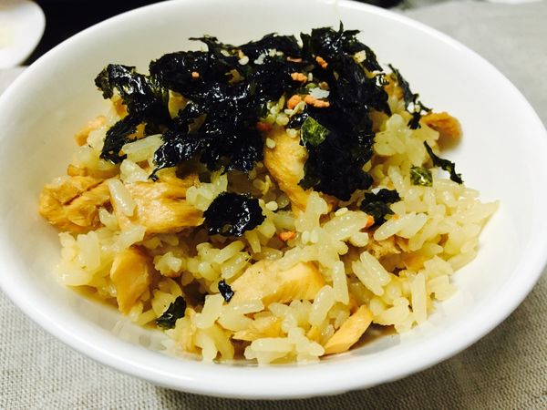 可以在上頭灑上海苔片或芝麻，好吃的鮭魚炊飯就完成了！