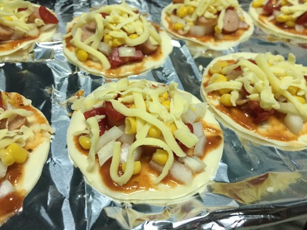 可以依據個人口味添加適量的調味料，像是黑胡椒粉之類的，再鋪上起司。起司的份量也是依個人喜好呦！