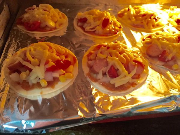 烤箱預熱後，即可將放入，上下火全開烤個15分鐘即可。