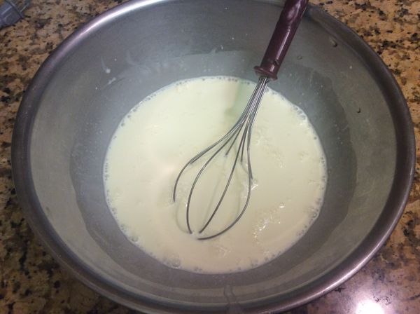 鮮奶油、牛奶、糖用打蛋器攪拌至糖溶化。然後加入煉奶攪勻。