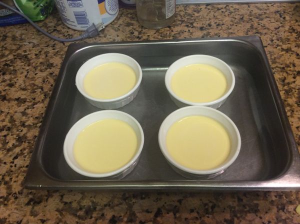 取一有深度的容器，注入熱水至烤模的一半高度，350°F水浴法，隔熱水烘烤，約50-60分鐘。