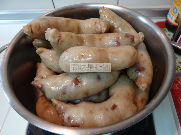 灌好的大腸，不綁棉線也是可以的，大腸預熱就會收口了，重點是不要灌太飽，不然煮的時候容易爆開