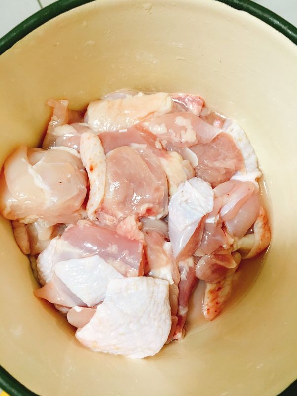 將雞肉洗淨、用食物剪去除多餘油指，最後剪成好入口的大小