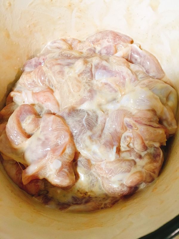 加入少許米酒及半包炸雞粉，攪拌均勻～（包裝背面建議兩枚雞腿要加入1包炸雞粉及100ml的水，但根據我使用水波爐的經驗，乾粉比較能炸出酥脆感，因次我特地減少水的用量，僅用少許米酒去腥）