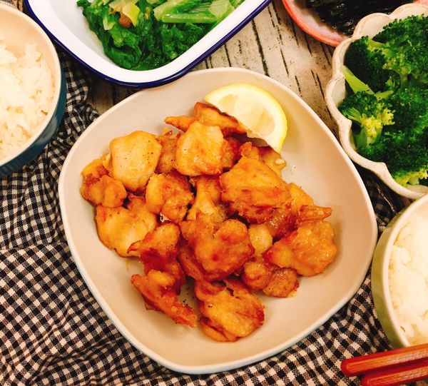 不到20分鐘，將將～鮮嫩多汁的唐揚出爐囉～依個人喜好撒上胡椒、擠點檸檬，又是一道秒殺料理～