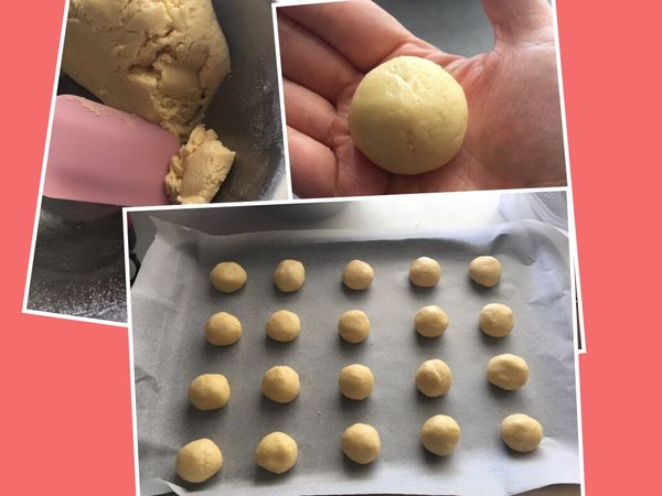 把所有材料拌入攪拌均勻後弄成麵團，就可以隨意的切圖案或者像我隨意的弄成小圓球。