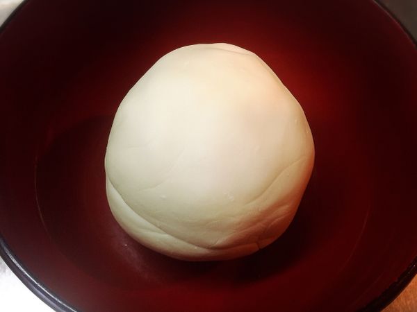 糯米粉加入植物油，沖入熱水。
太燙先用筷子攪拌，之後再揉捏成團。