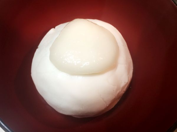 取十分之一(約10克)漿糰揉圓壓扁，滾水煮至上浮後，放回原本的漿糰，揉至手光、盆光、團光的三光狀態，靜置20分鐘。