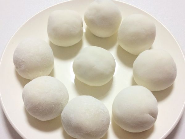 漿糰分成10份，每份壓扁包入抹茶餡料後搓圓。
包完若沒要馬上吃，表皮可撒少許玉米粉、冰冷凍庫，避免沾黏。