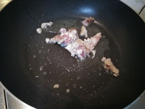 早上起床後，加熱平底鍋，倒入少許的橄欖油，放入豬絞肉拌炒。