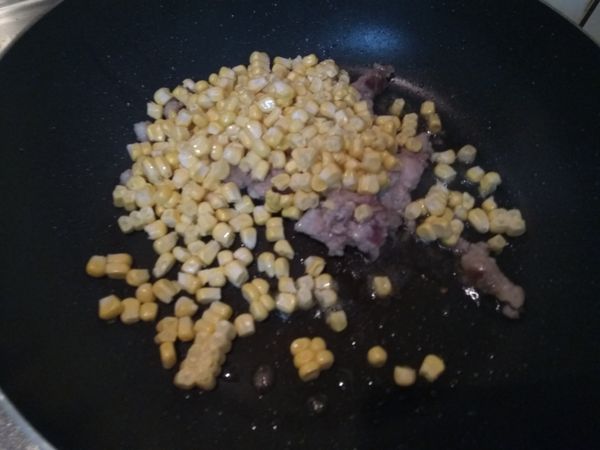 加入玉米粒拌炒。因為玉米粒可以使用罐頭的，也可以像我先前買回來處理好放在冷凍庫，取出不用退冰就可以直接下鍋，方便又美味的食材。