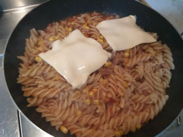 加入起司片煨煮拌勻。