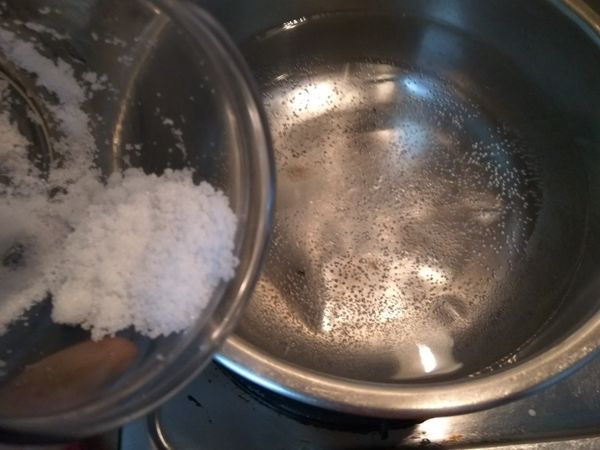 前一天晚上的備料～煮一鍋水，加入一小把鹽巴。