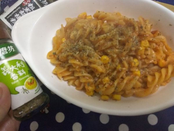 上桌前灑上少許的義式香草粉增添風味。