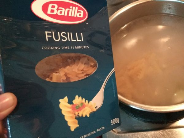 水滾之後，放入需要的量的義大利麵，你可以選擇各種不同的麵條，因為今天加了玉米粒，所以選擇了螺旋形的義大利麵，水滾再加少許水份，讓水不溢鍋的方式，煮至麵條軟Q即可撈出瀝乾水份。。