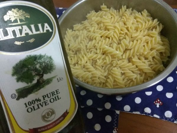 煮好後瀝去水份，淋上少許的橄欖油拌勻，就可以讓明天早上要煮的時候，麵條分明不沾黏，放涼後放入冰箱冷藏，明天早上就可以輕鬆做早餐嘍。