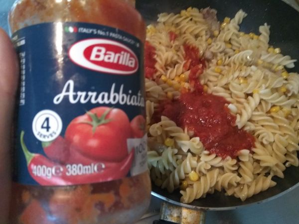 加入義大利麵紅醬拌炒。