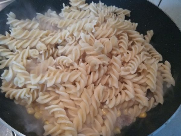 加入昨天準備好的螺旋狀義大利麵條。