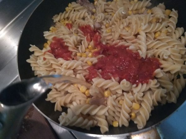 加入少量的水，讓義大利麵可以煨煮一下。