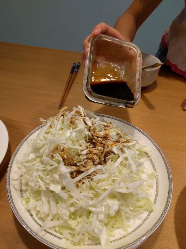 高麗菜切細絲，將沙拉醬淋上上去，就完成啦