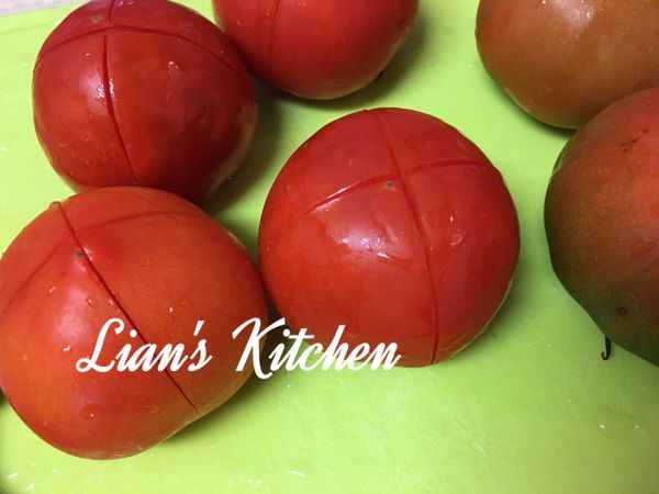 蕃茄屁股畫十字後川燙去皮