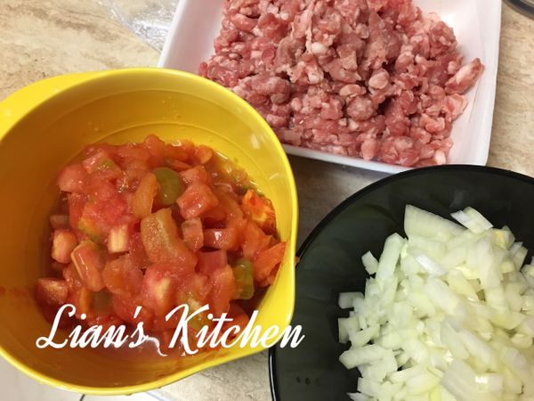 洋蔥切末、蕃茄切丁備用