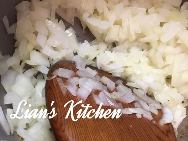 熱鍋下一大匙玄米油，小火爆香洋蔥炒至微透