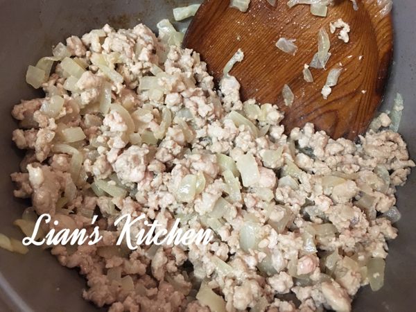 下絞肉炒至無血色