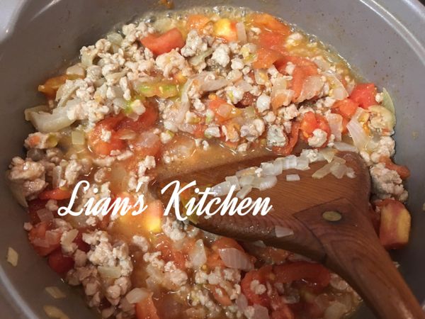 加入蕃茄翻炒後加入香料，略翻拌後蓋上鍋蓋悶煮30-40分鐘（中間偶爾開蓋拌一下