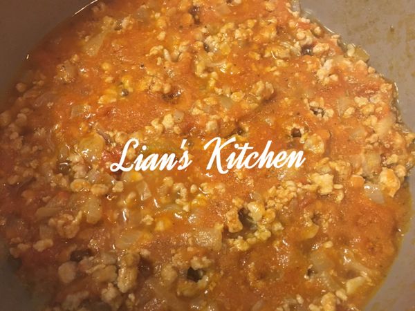 會發現透過油脂及加熱，蕃茄茄紅素釋放會愈來愈多顯得愈來愈紅，約煮20-30分時加入適量鹽，拌勻後再蓋上蓋子，鹽巴會促使蕃茄水分再更加釋放，湯汁會比較多，再繼續煮10分即完成