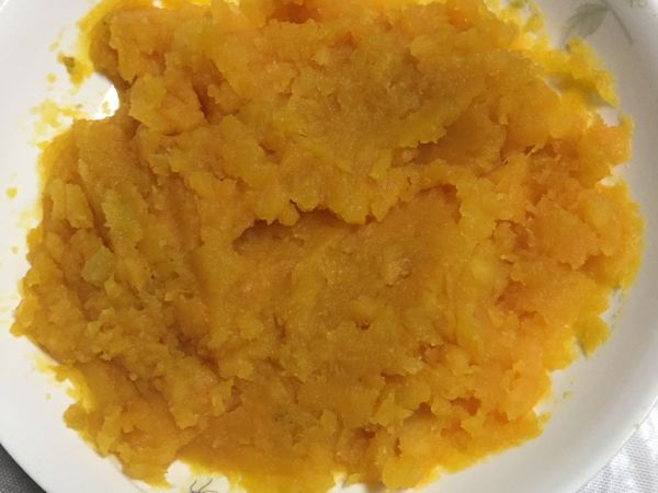 地瓜蒸熟壓成泥狀備用。