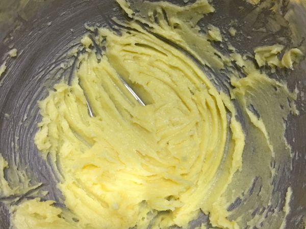 無鹽奶油室溫軟化，加入砂糖用打蛋器攪打至乳白色，也可以用電動打蛋器攪拌。