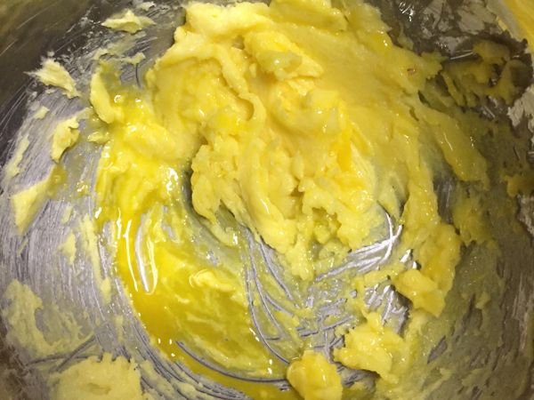 蛋黃分二次加入攪拌均勻。