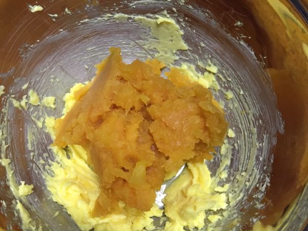 加入地瓜泥、黑芝麻用刮刀拌勻。