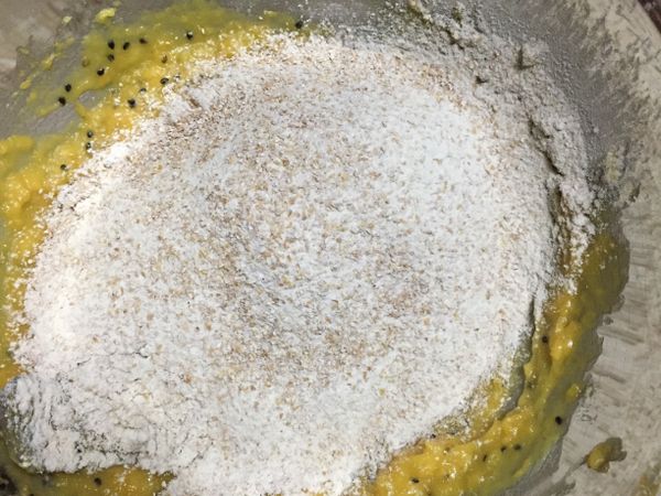 全麥麵粉與低筋麵粉先攪拌均勻，再分二次加入用刮刀輕拌。