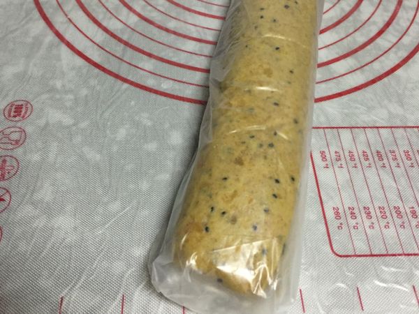 放在烘焙墊上揉成長條狀，用塑膠袋捲或保鮮膜封好，冰入冰箱冷凍30～60分鐘。（一定要冷凍）