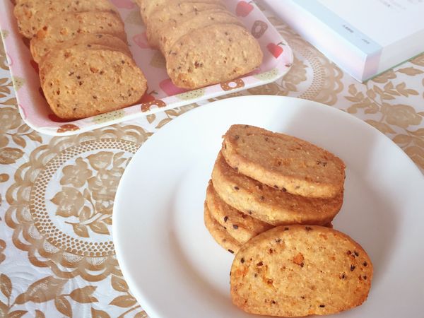 烤箱預熱 上下火170度，從冰箱拿出麵糰切0.3～0.5公分大小，烘烤25～30分鐘，烘烤時間到，讓餅乾在烤箱自然冷卻後再拿出。