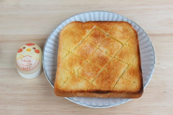 新鮮出爐。雪白的鹽半溶化在吐司上…