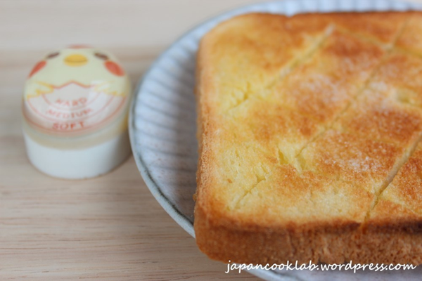 黃油沿斜線切口滲透麵包裡,  邪惡的黃油香四溢。半溶化的鹽黏著黃油,  而黃油又纏著吐司, 鹹鹹香香, 愈食愈滋味。