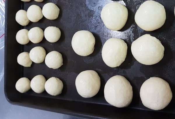 分割好的麵糰依先後順序進行滾圓。