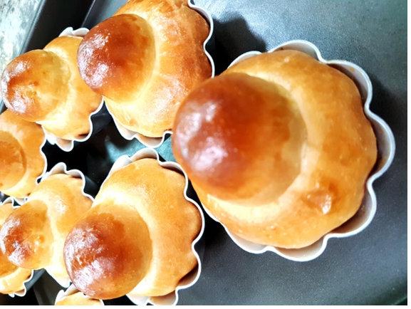 入爐烤焙，上火190/下火180℃， 烤焙約8~9分鐘。
(烤焙前表面麵團刷全蛋液，麵包的烤色更均勻油亮^^)。