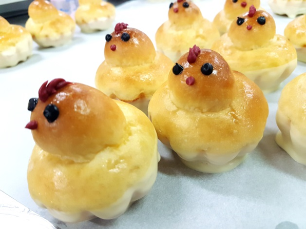 美味出爐，冷卻後用紅色巧克力筆畫上雞冠和嘴巴，再以黑色巧克力筆點上眼睛即完成。
~麥典與你17大吉(雞)大利過好年~