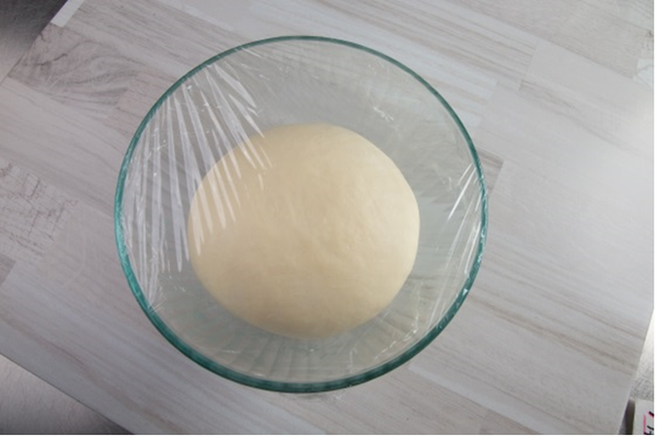 在室溫約28度的環境下，讓麵糰發酵60分鐘。