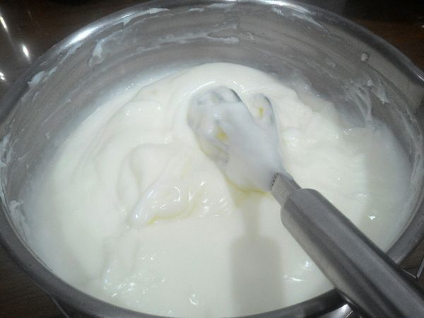 攪拌過程中，鮮奶攪拌痕跡不易消失，即可關火。如圖，攪拌痕跡明顯，鍋邊鮮奶不易刮淨。(圖為1000ml)