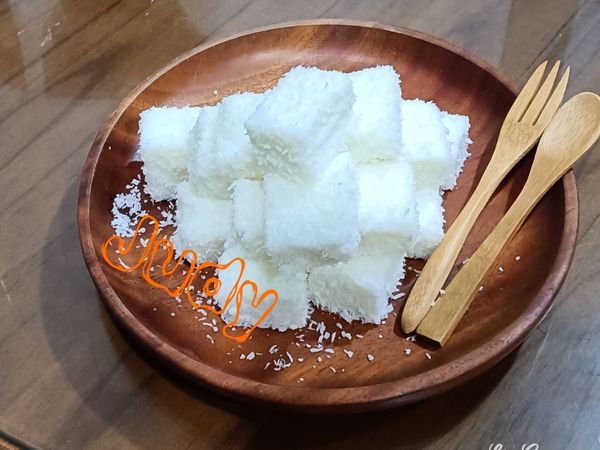 食用時切適當大小，沾裹椰子粉即可。(難得切漂亮，圖為112/3/22作品)